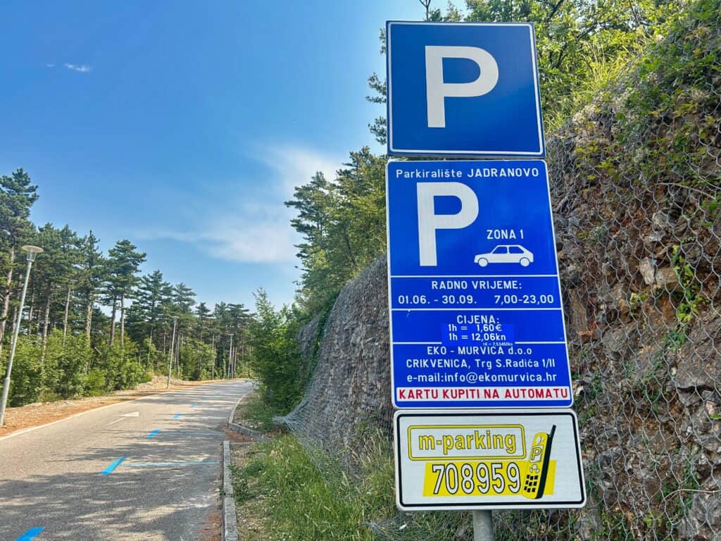 Schild für Parkplätze am Strand von Jadranovo in Kroatien.