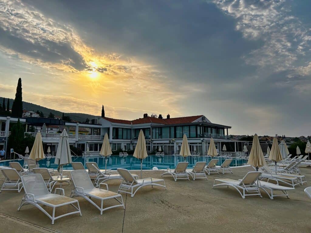 Meerwasserpool im Hotel Katarina in Selce ist unser Tipp für ein Hotel in Selce.