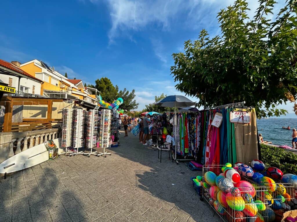 Souvenirstände an der Strandpromenade von Selce in Kroatien.