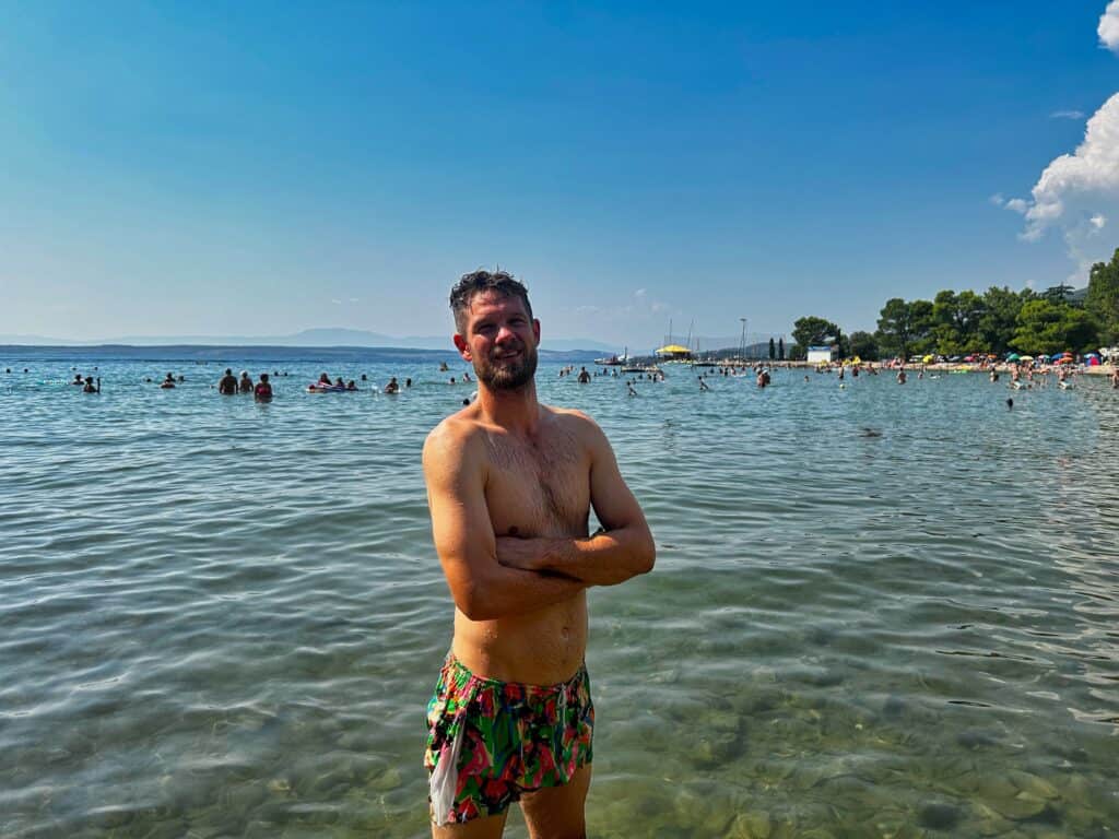 Chris am Sandstrand von Crikvenica in Kroatien.