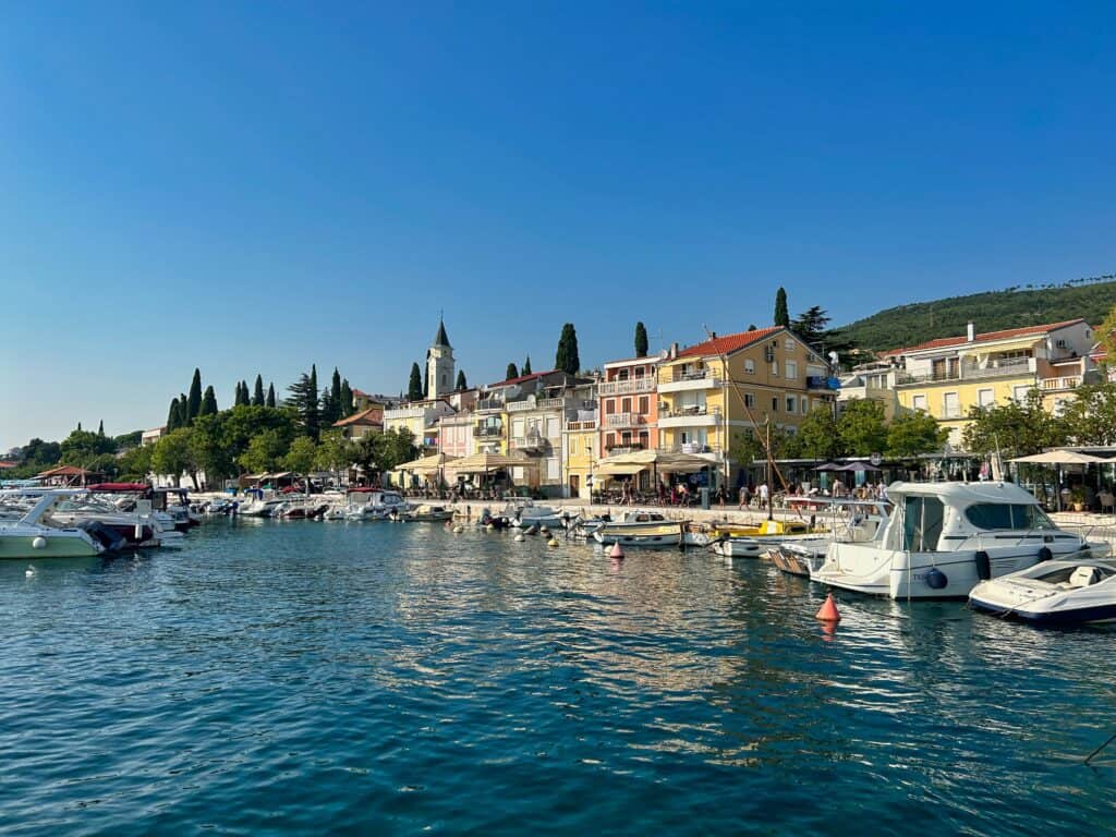 Hafen und Strandpromenade in Selce in Kroatien.