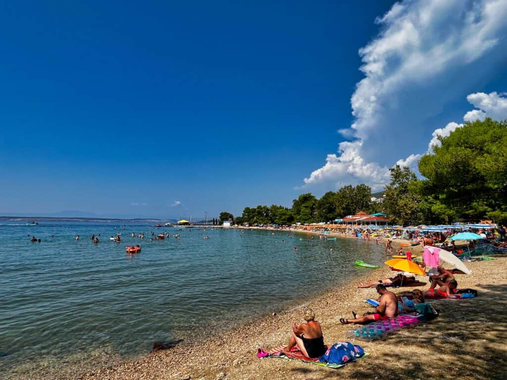 Sandstrand in Crikvenica, der Gradsko Kupaliste.