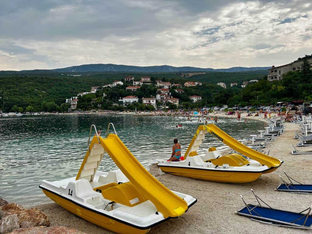 Tretboote am Strand Grabrova in Jadranovo Kroatien.