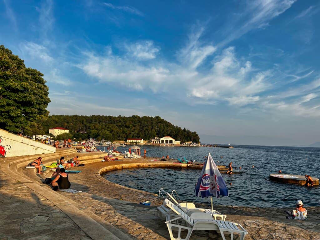 Ein zentraler Strand in Selce ist der Maslina Beach.