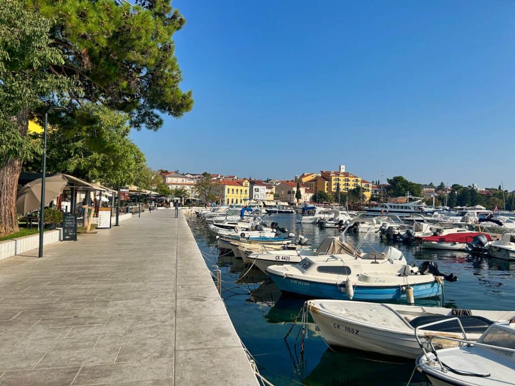 Boote an der Strandpromenade von Selce.