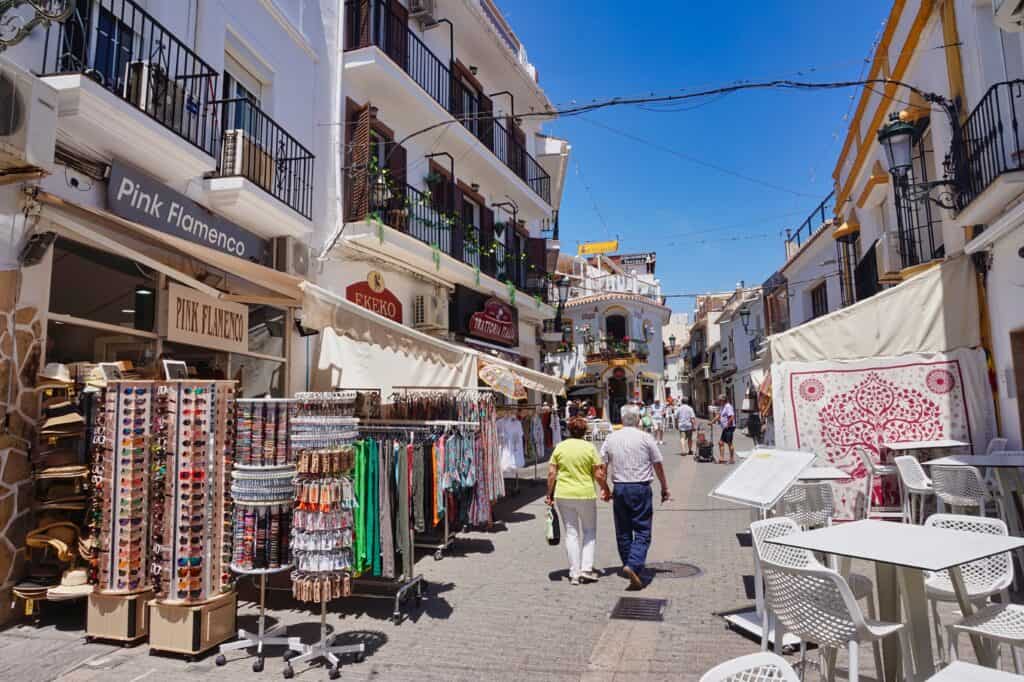 Calle Almirante Ferrandiz ist eine schöne Straße in der Altstadt von Nerja.