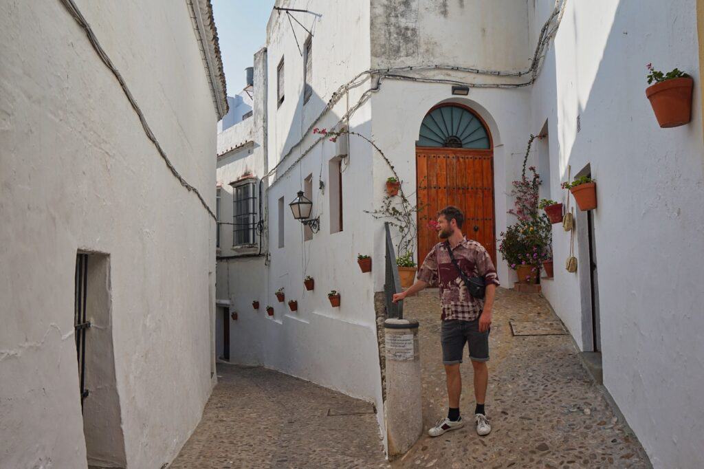 Chris in der Altstadt von Arcos de la Frontera, einem weißen Dorf in Andalusien.