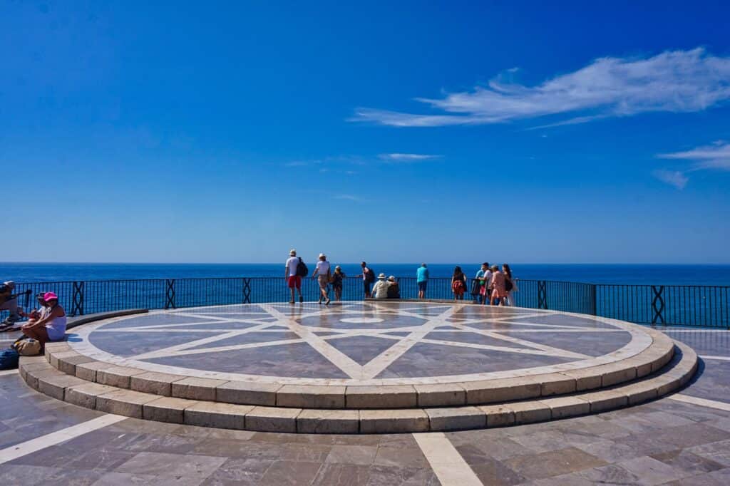 Aussichtspunkt Balcon de Europa am Meer in Nerja.