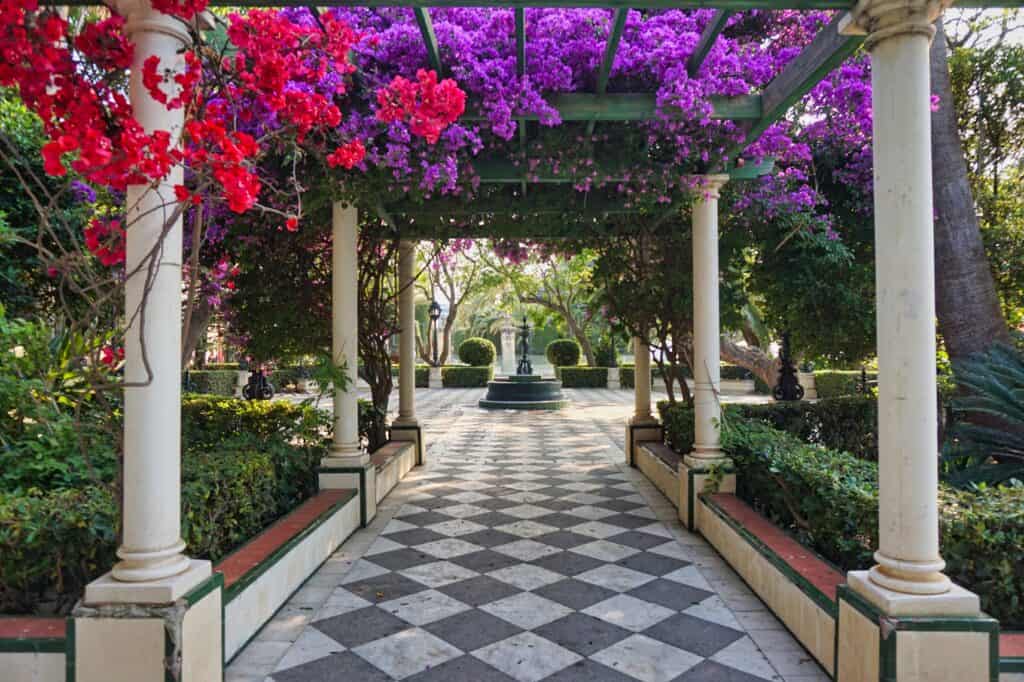 Schöner Park in Cadiz in Andalusien.