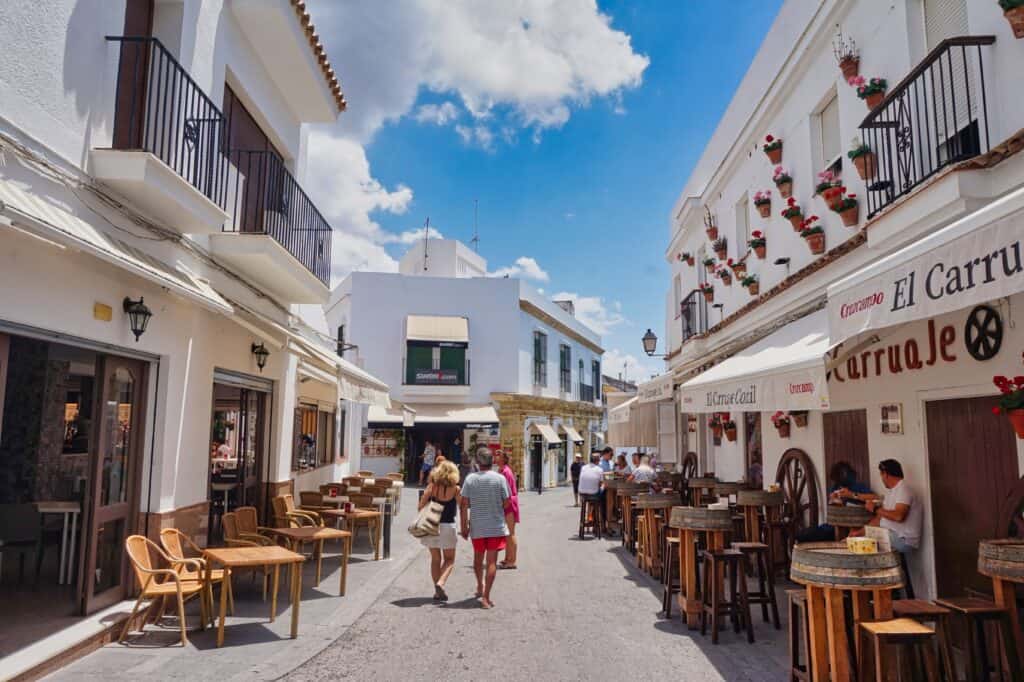 Calle Cadiz ist eine schöne Straße in der Altstadt von Conil de la Frontera in Andalusien.