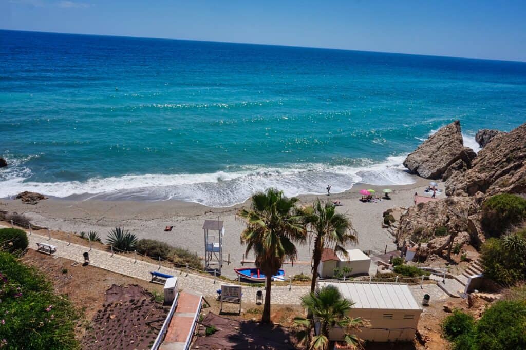 Carabao Beach ist ein Strand im Zentrum von Nerja.