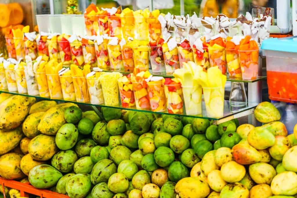 Stand mit frischen Früchten und Säften in Kolumbien.