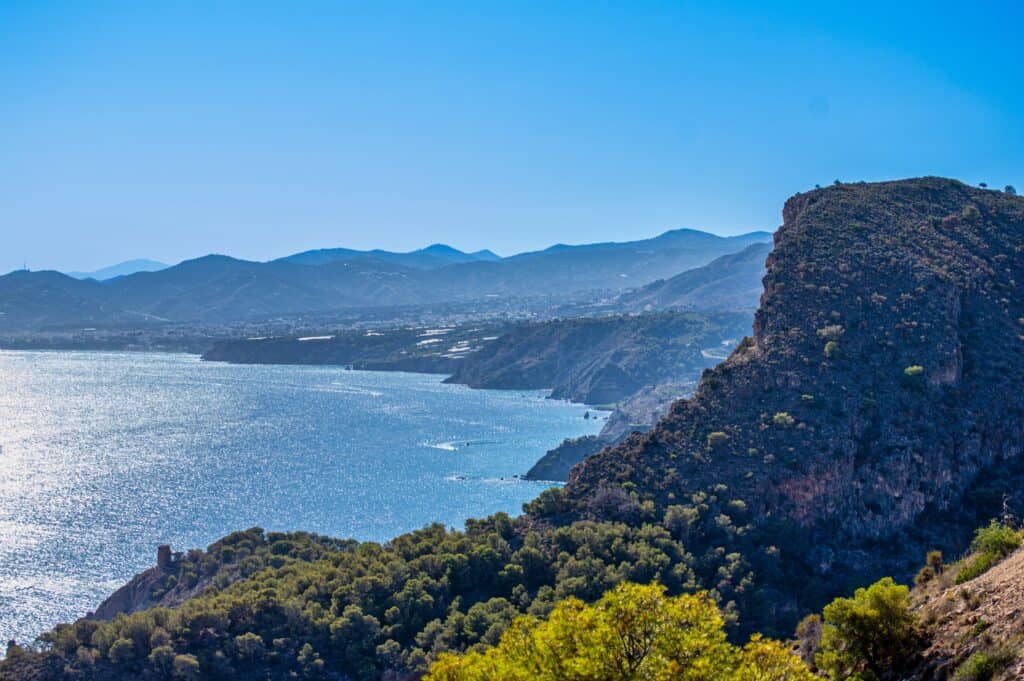 Steilklippen an der Küste von Nerja in Andalusien, Spanien.