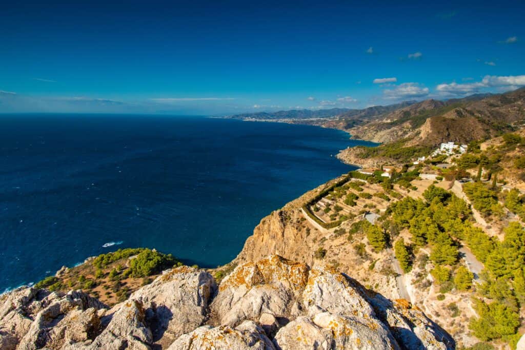 Klippen im Naturpark Acantilados Maro Cerro Gordo bei Nerja.