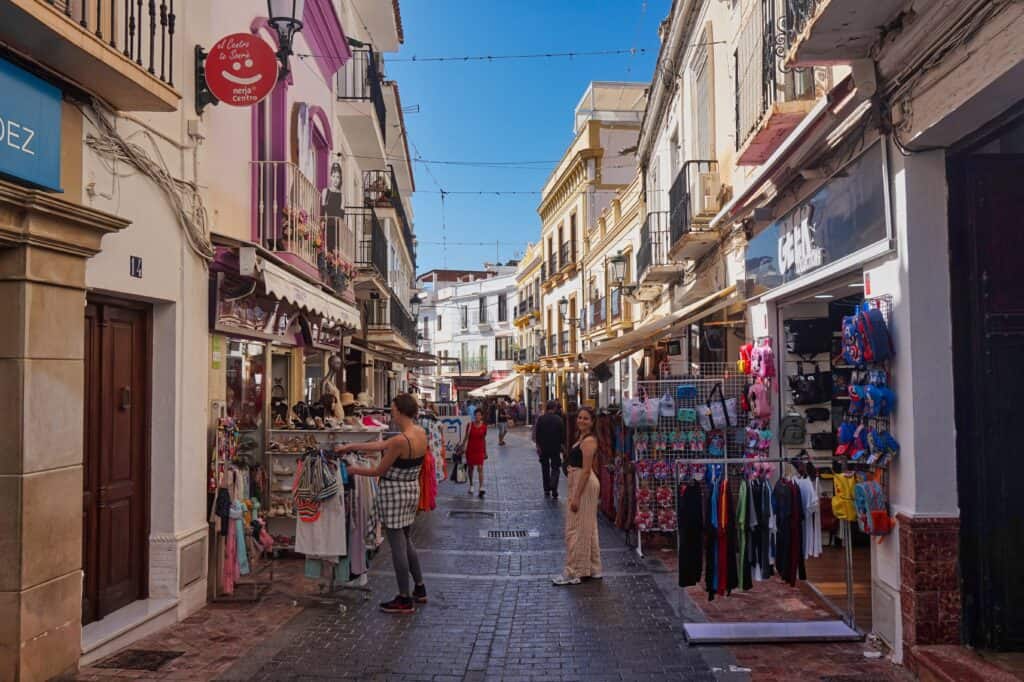 Shoppingstraße in der Altstadt von Nerja in Andalusien.