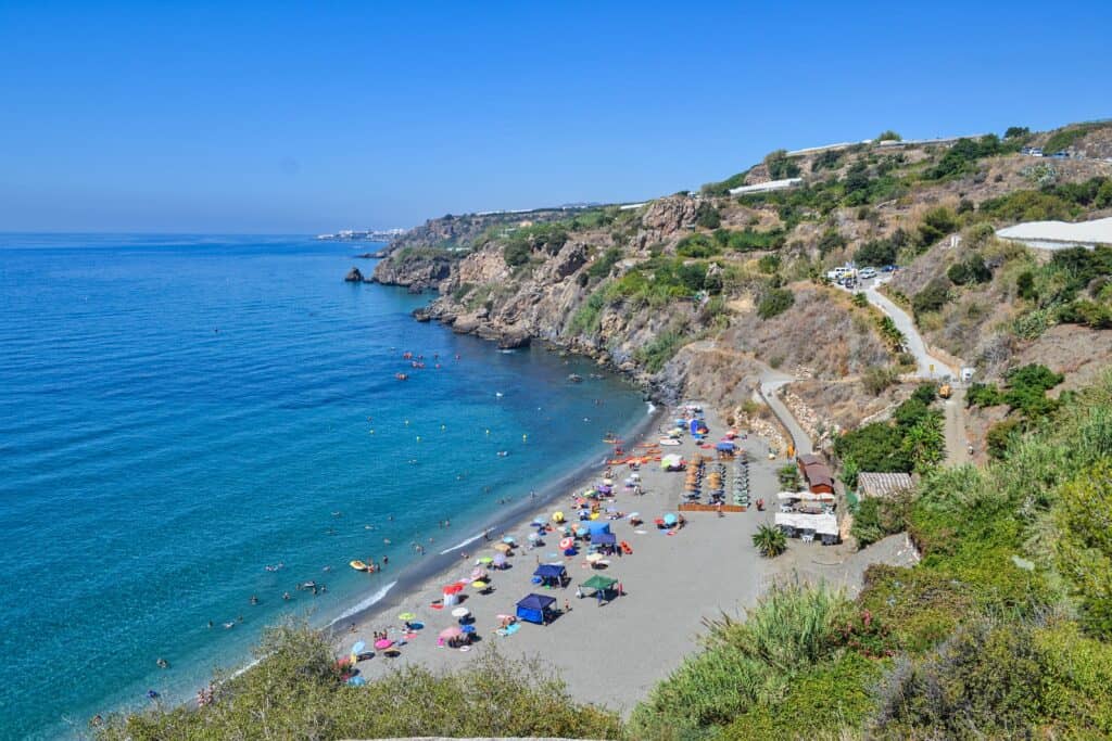 Strand Playa de Maro bei Nerja in Andalusien von oben.