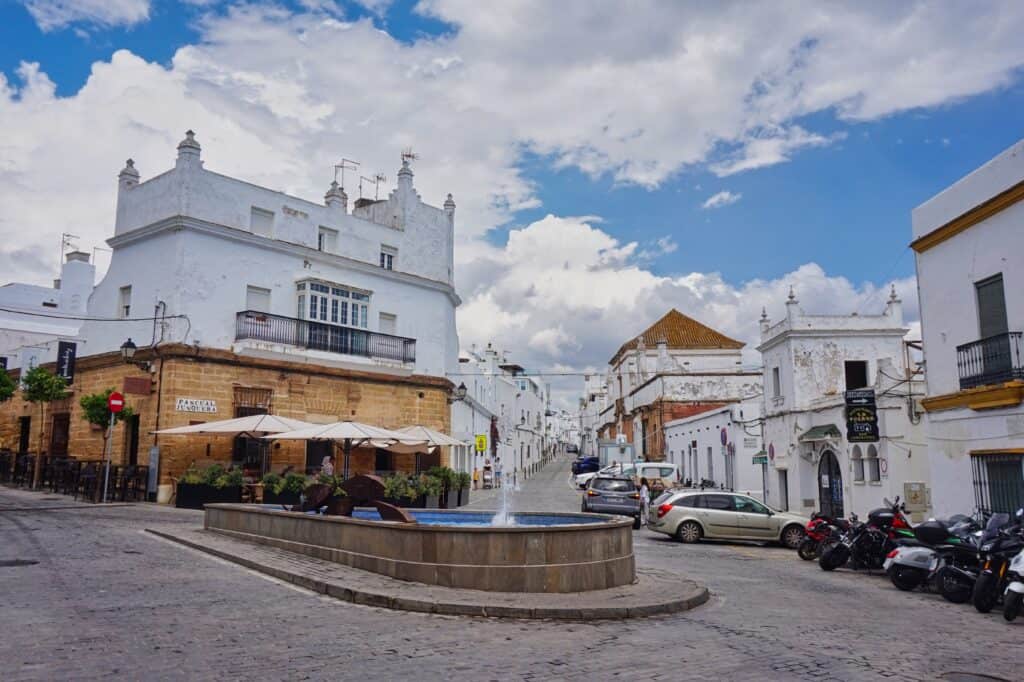 Lebhafter Plaza de la Villa in Conil, Spanien.