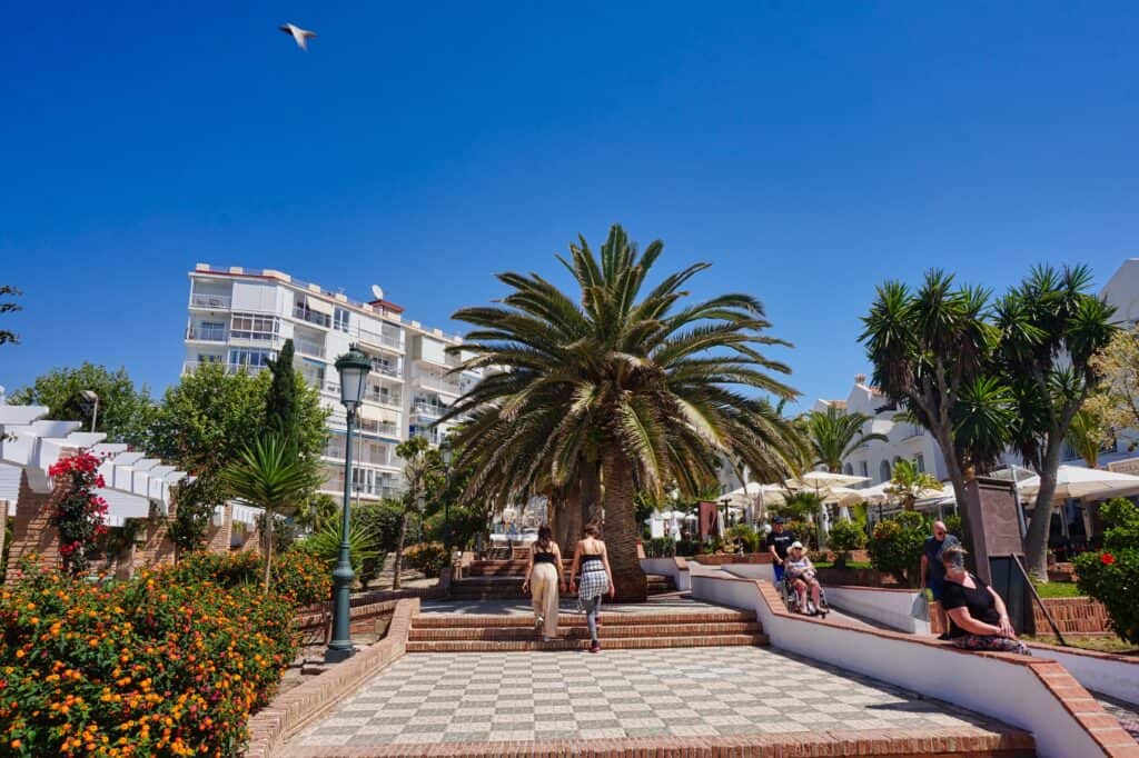 Plaza Fabrica de los Cangrejos ist ein schöner Platz in der Altstadt von Nerja.