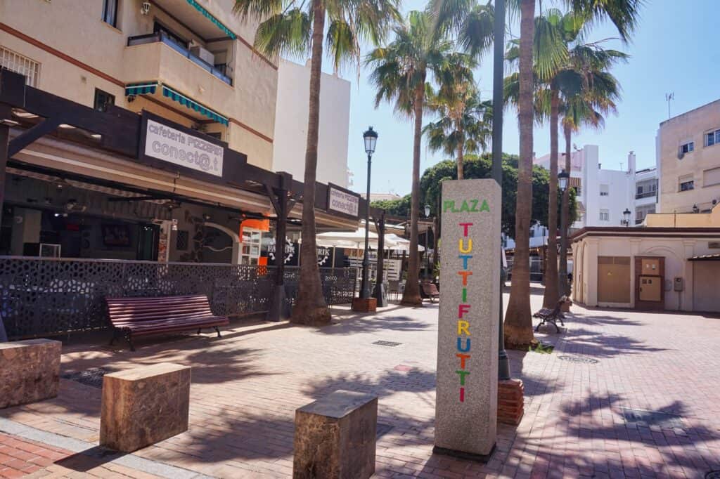 Plaza Tuttifrutti ist der Platz zum Ausgehen in Nerja, Andalusien.