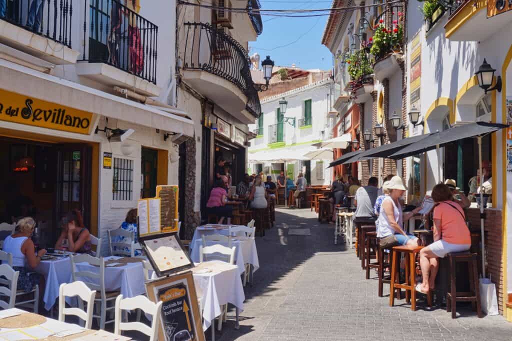 Autofreie Straße mit Restaurants im Zentrum von Nerja in Andalusien.