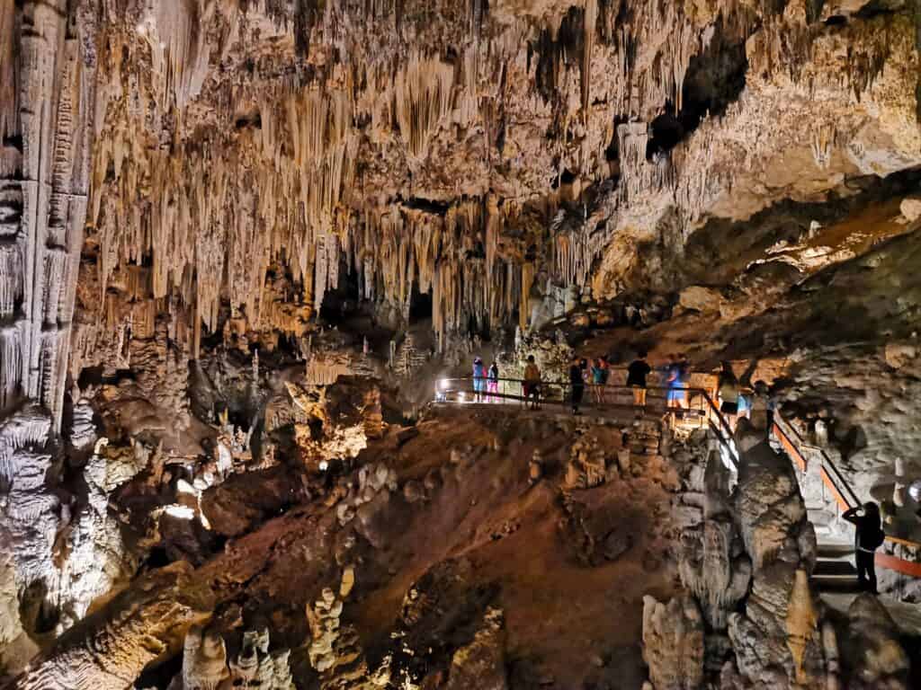 Menschen bei einem Besuch der Tropfsteinhöhle Cueva de Nerja.