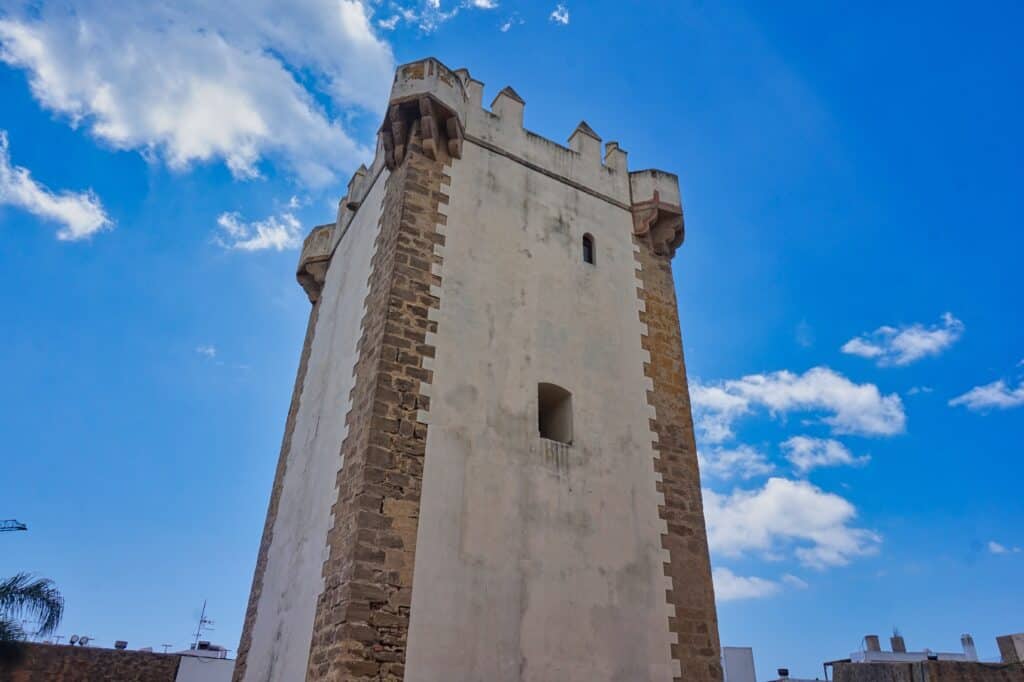 Turm Torre de Guzman ist eine der größten Sehenswürdigkeiten in der Altstadt von Conil de la Frontera.