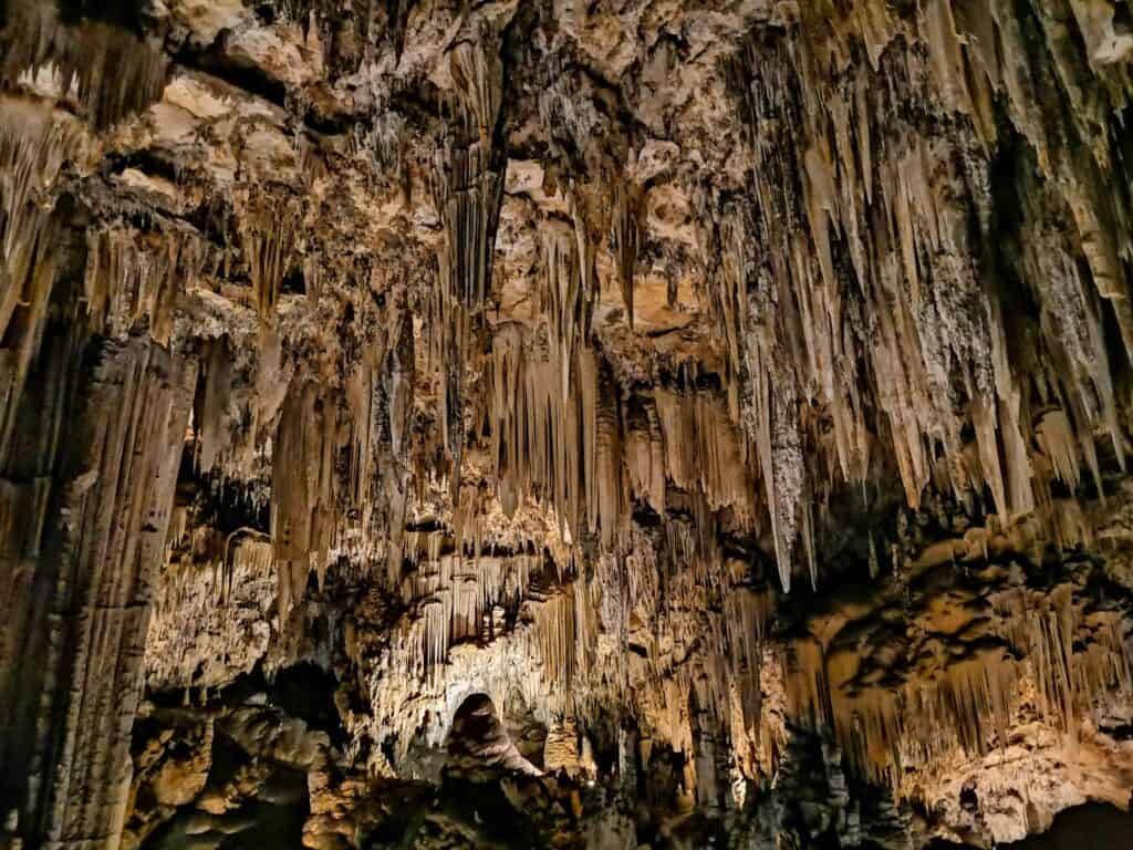 Stalaktiten hängen von der Decke in der Cueva de Nerja.