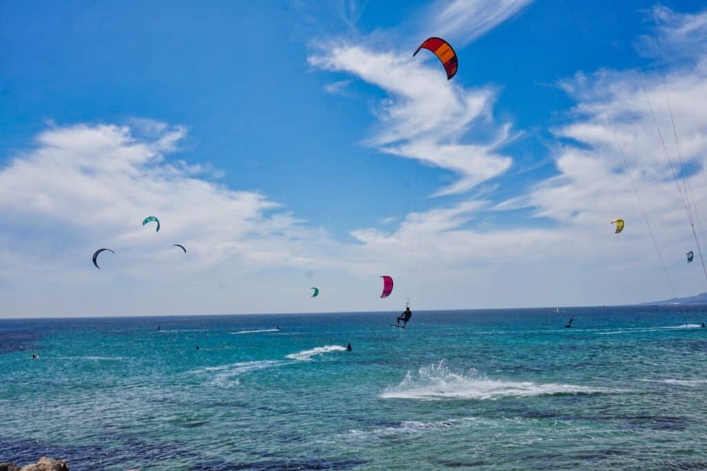 Kitesurfer am Strand von Tarifa in Spanien.