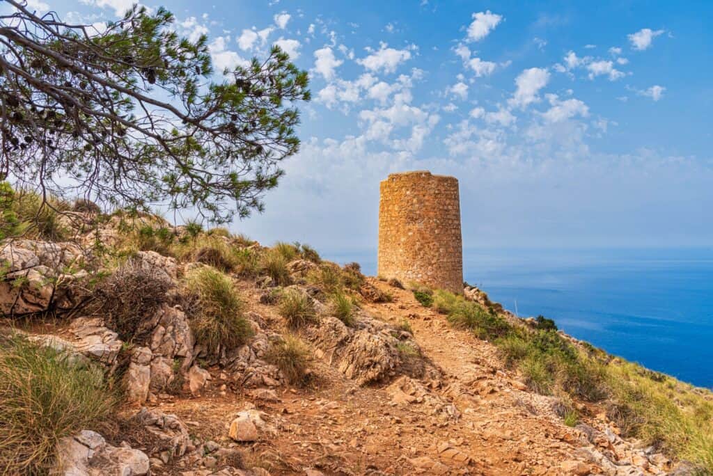 Torre de Maro ist ein Turm im Nationalpark Maro-Cerro Gordo bei Nerja.