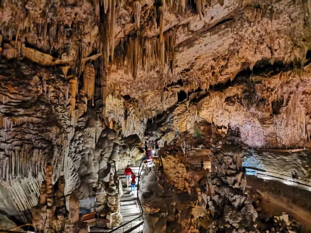 Besuchende gehen durch die Tropfsteinhöhle, die Cueva de Nerja.