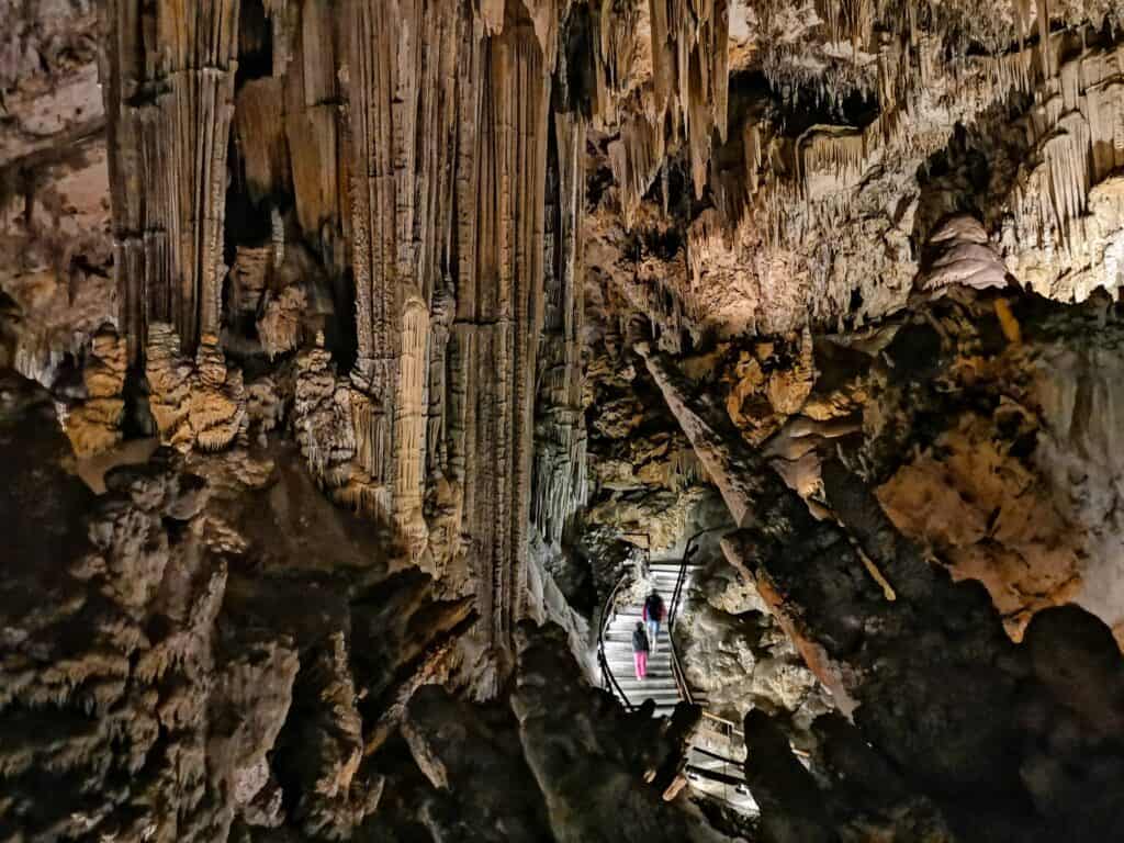 Weg durch die Säle der Cueva de Nerja.