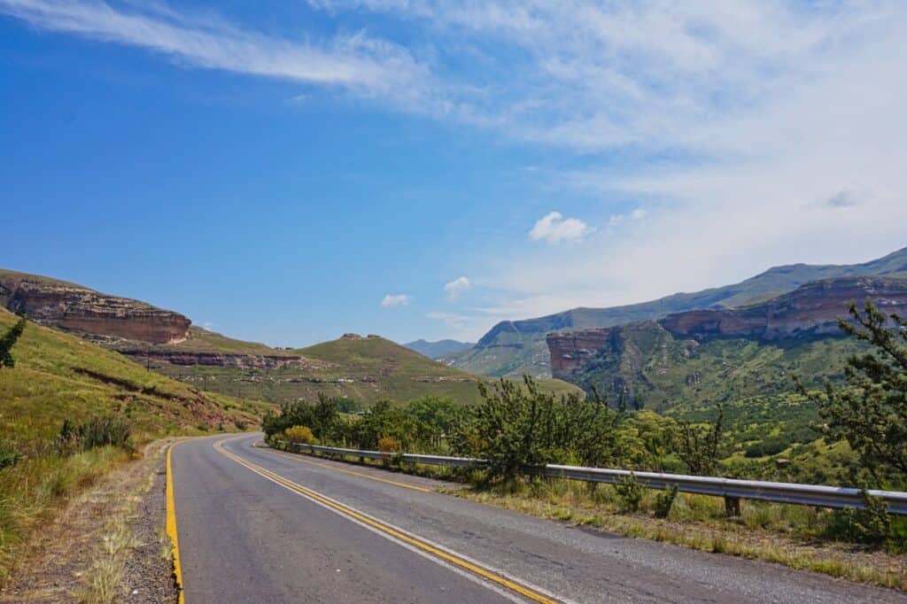 Eine gut ausgebaute Straße in Südafrika, als wir uns ein Auto gemietet haben