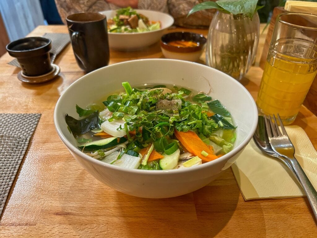 Vegetarische Pho Suppe im Yame, einem vietnamesischen Restaurant in der Kölner Südstadt.