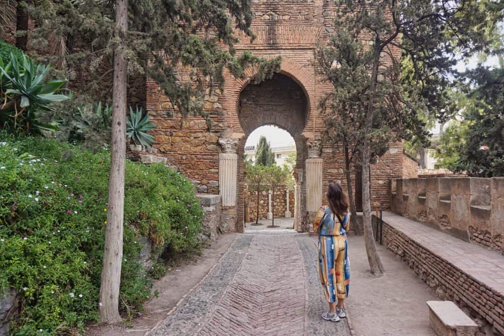 Marie steht am Eingang der Alcazaba in Málaga, einer der größten Sehenswürdigkeiten.