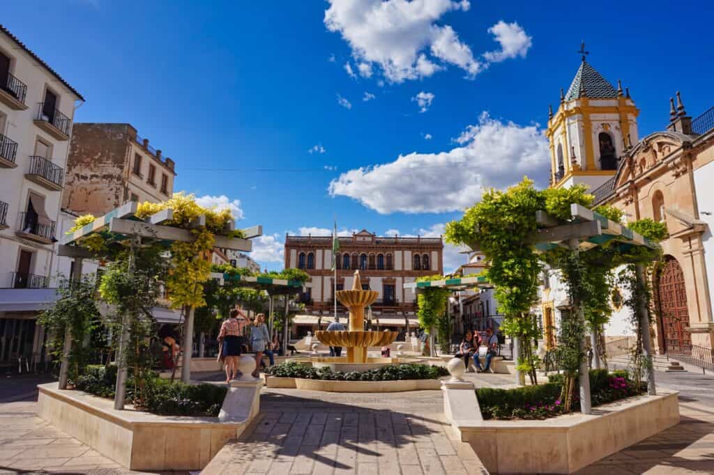 Schöner Platz in der Altstadt von Ronda in Spanien, Andalusien.