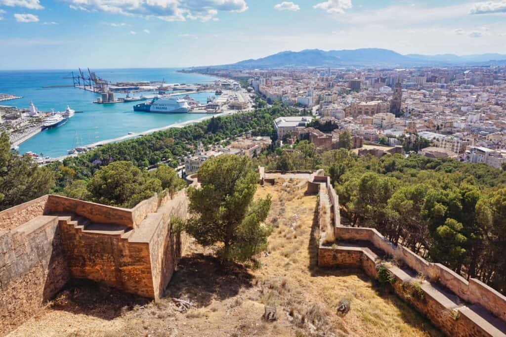 Ausblick von der Burg Castillo de Gibralfaro auf Malaga.