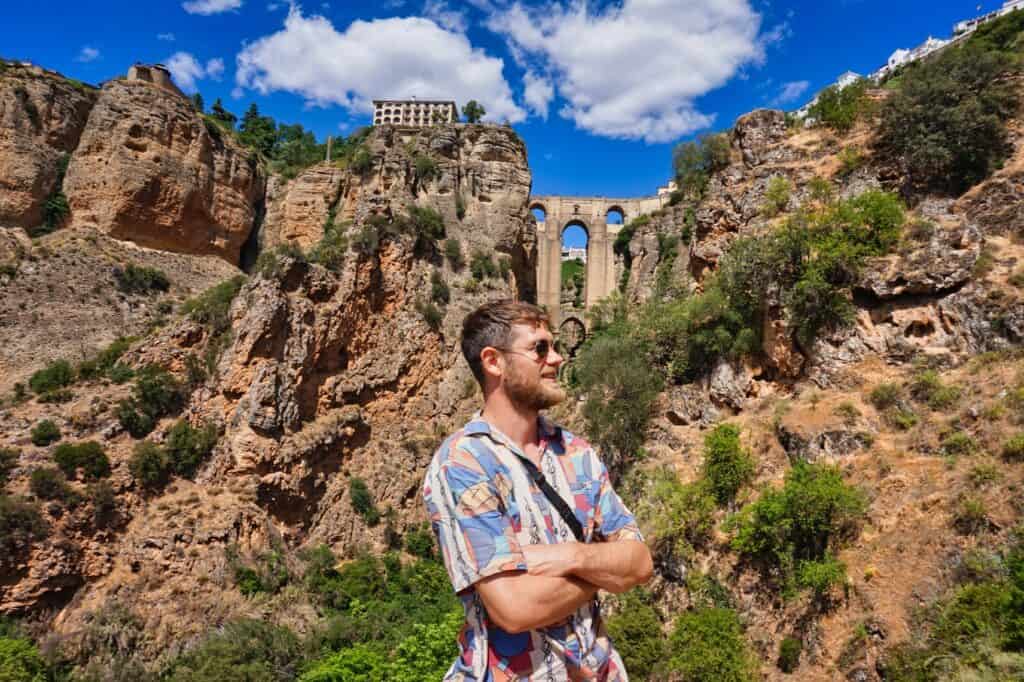 Chris steht an einem Aussichtspunkt in Ronda, Andalusien.