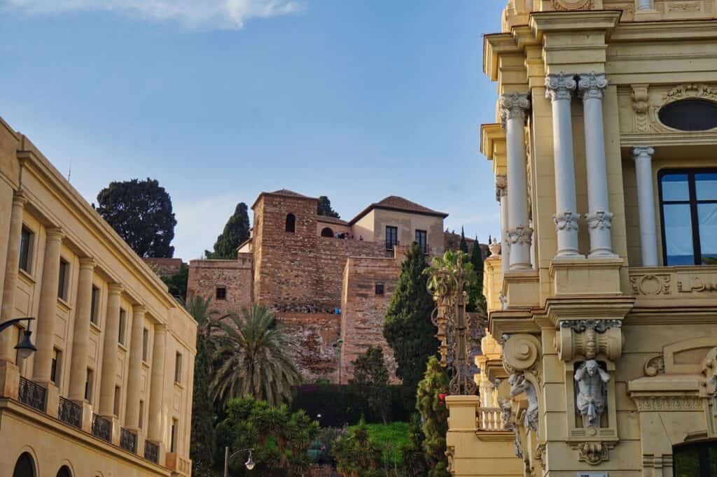 Blick auf die Alcazaba von der Altstadt in Malaga.