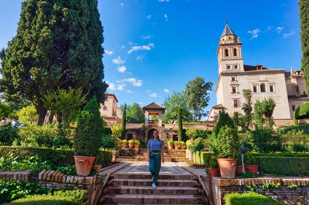 Marie im Garten der Alhambra in Granada, einem tollen Ausflugsziel ab Málaga.