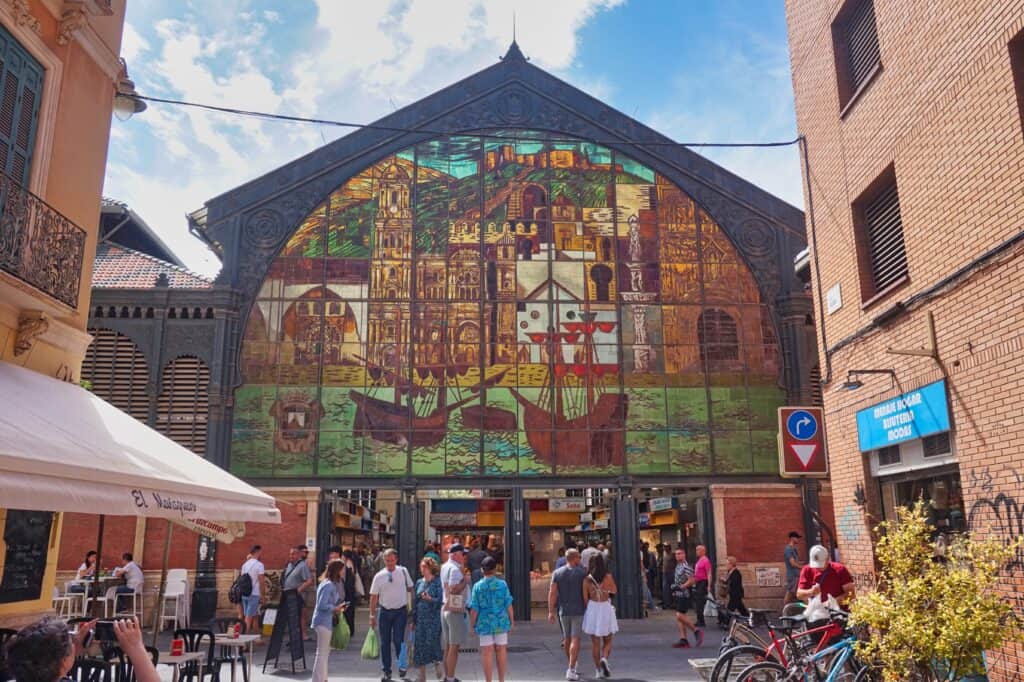 Glasfassade des Zentralmarkts von Malaga, einer der Sehenswürdigkeiten der Stadt.