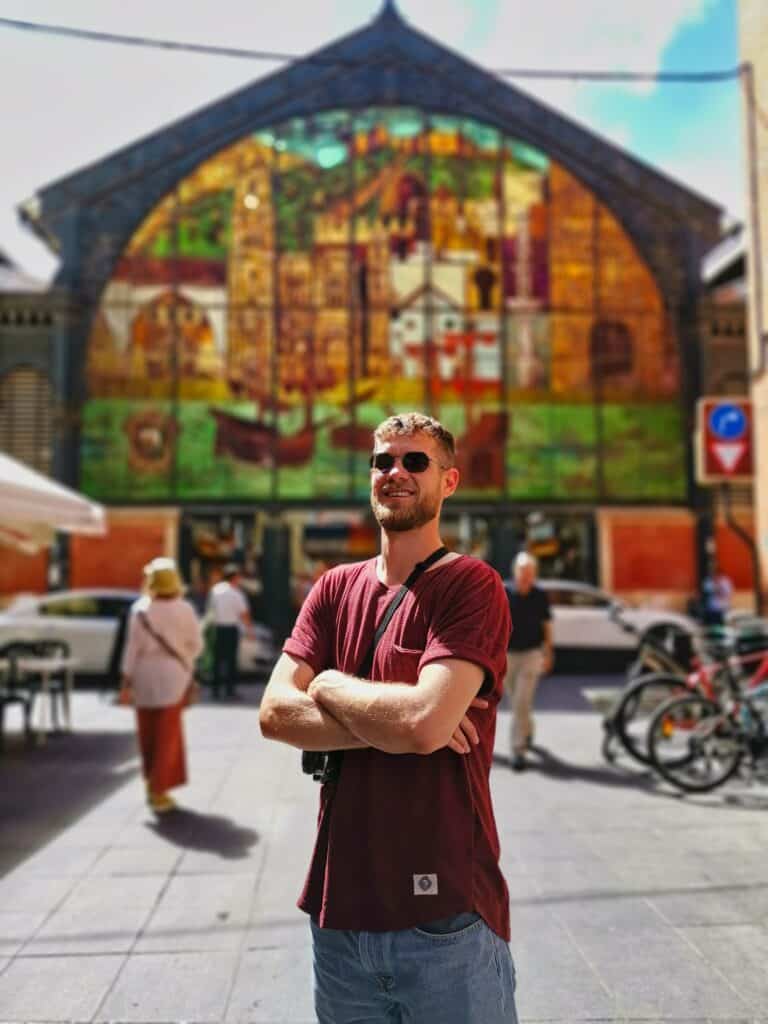 Chris steht vor dem Mercado de Atarazanas in Malaga.