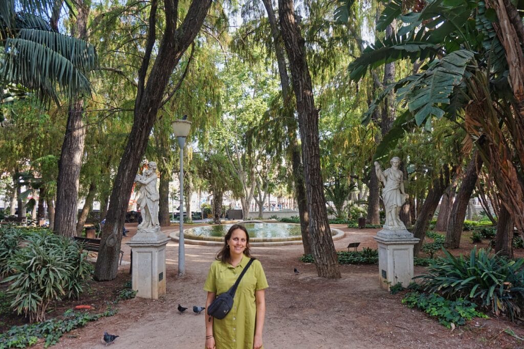 Marie steht im Parque de Malaga in der Innenstadt.