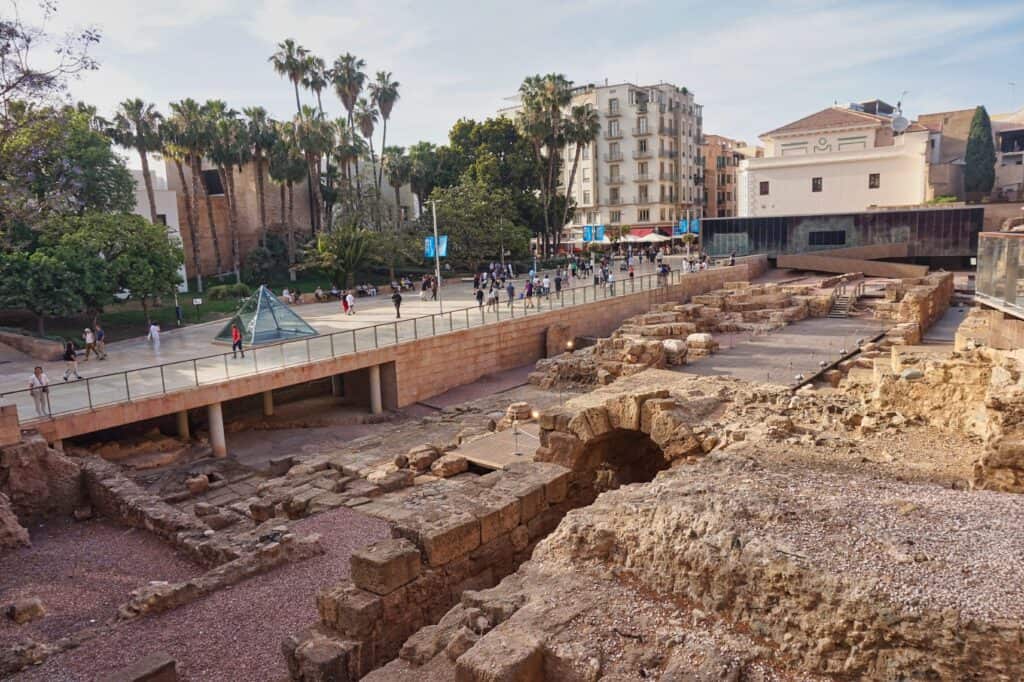 Ruinen des römischen Theaters in Malaga, einer spannenden Sehenswürdigkeit.