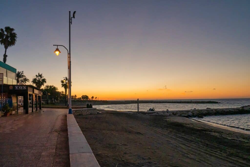 Der Strand von Pedregalejo, einem Stadtteil von Malaga, beim Sonnenuntergang.