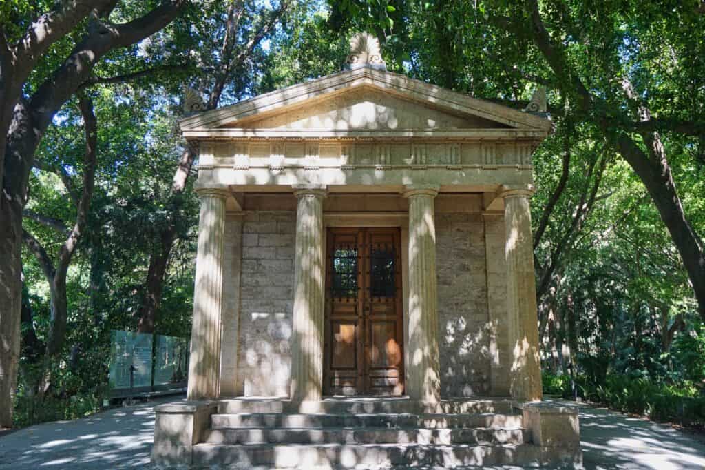 Tempel im Jardin Botanico, dem botanischen Garten in Malaga.