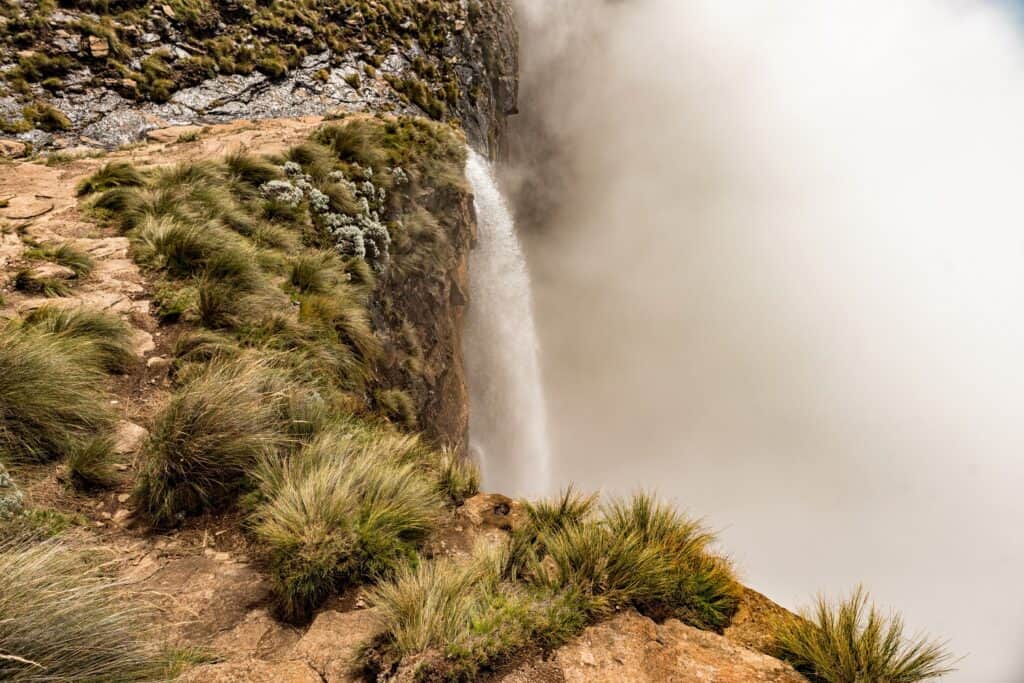 Oben auf den Tugela Falls oberhalb des Amphitheaters in den Drakensbergen in Südafrika.