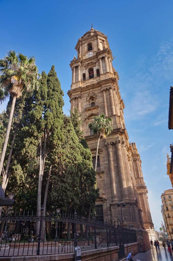 Turm der Kathedrale von Malaga in der Altstadt.