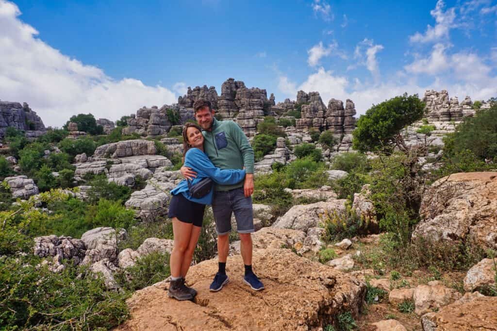 Marie und Chris auf einer Wanderung im Naturpark El Torcal in Andalusien.