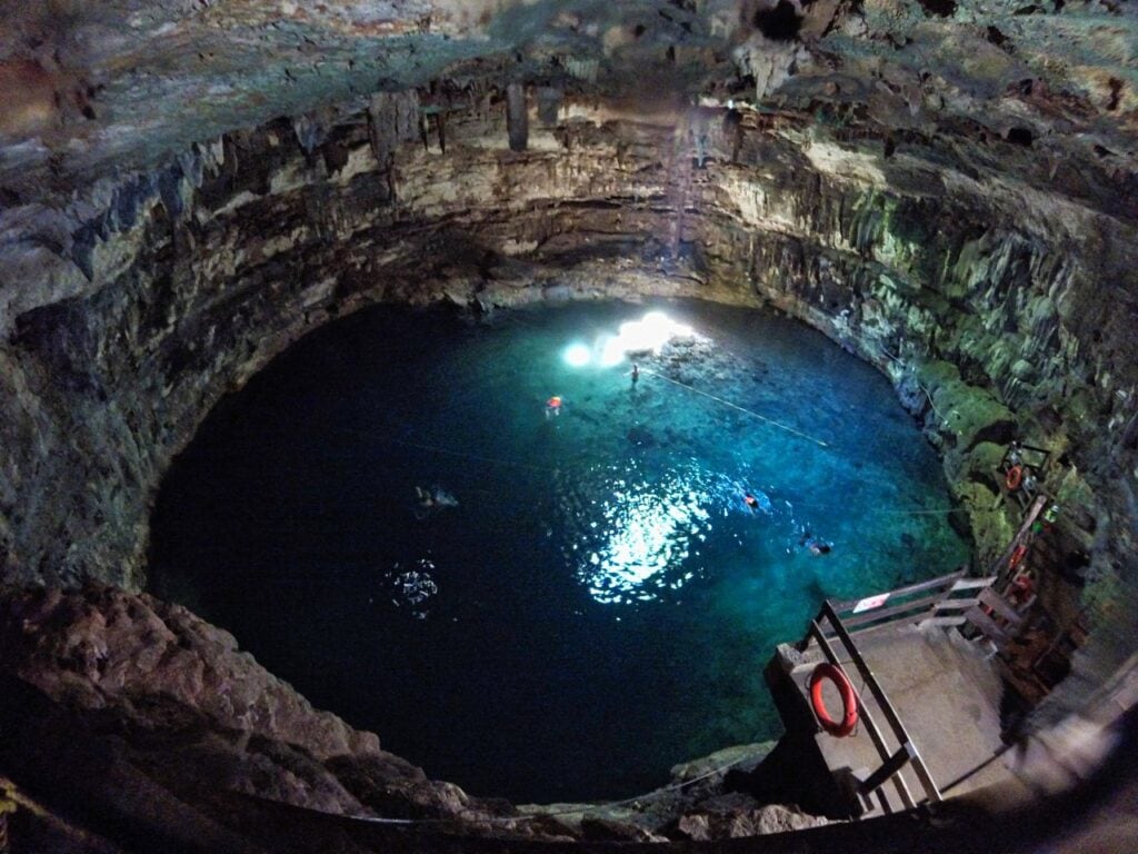 Blick von oben in den Cenoten Samula in der Nähe von Valladolid Mexiko