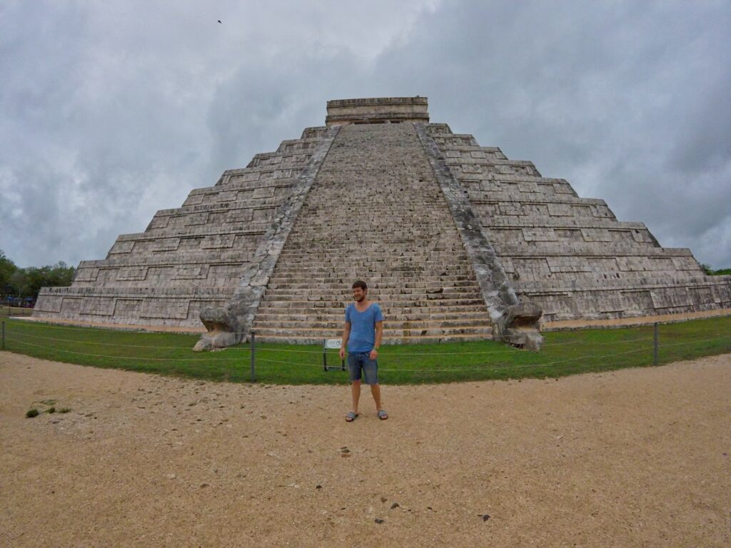 Chris steht vor der Pyramide des Kukulcan in Chichen Itza